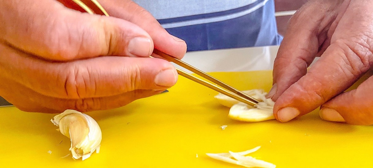 How to Remove the Root From&nbsp;Garlic