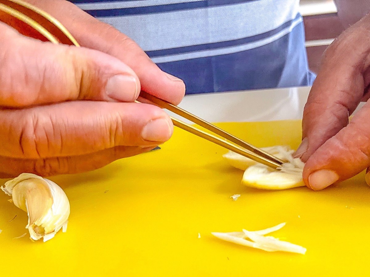 How to Remove the Root From&nbsp;Garlic